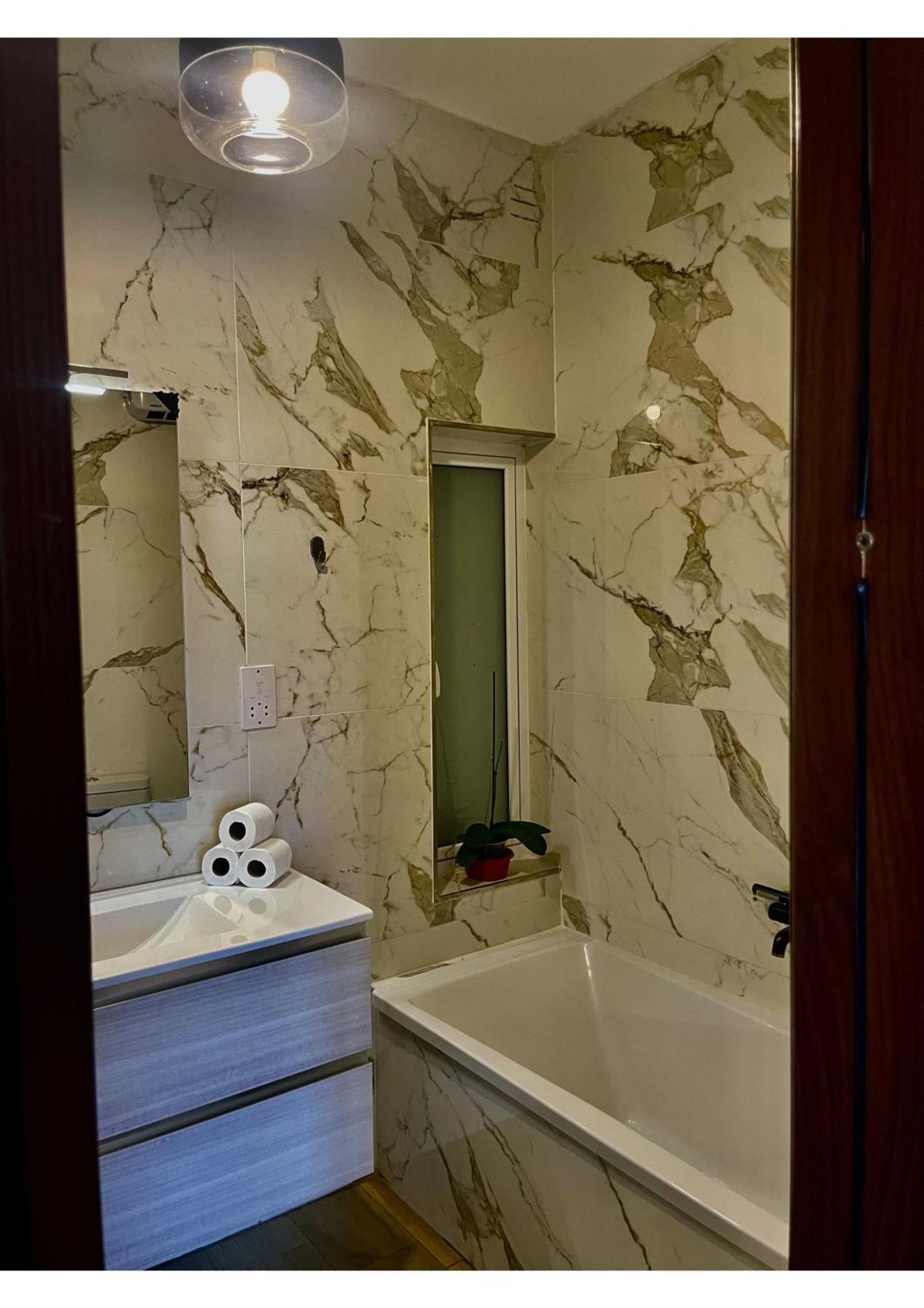 Airport Bedroom With Bathroom Self Check In And Self Check Out Air-condition Included Homestay *