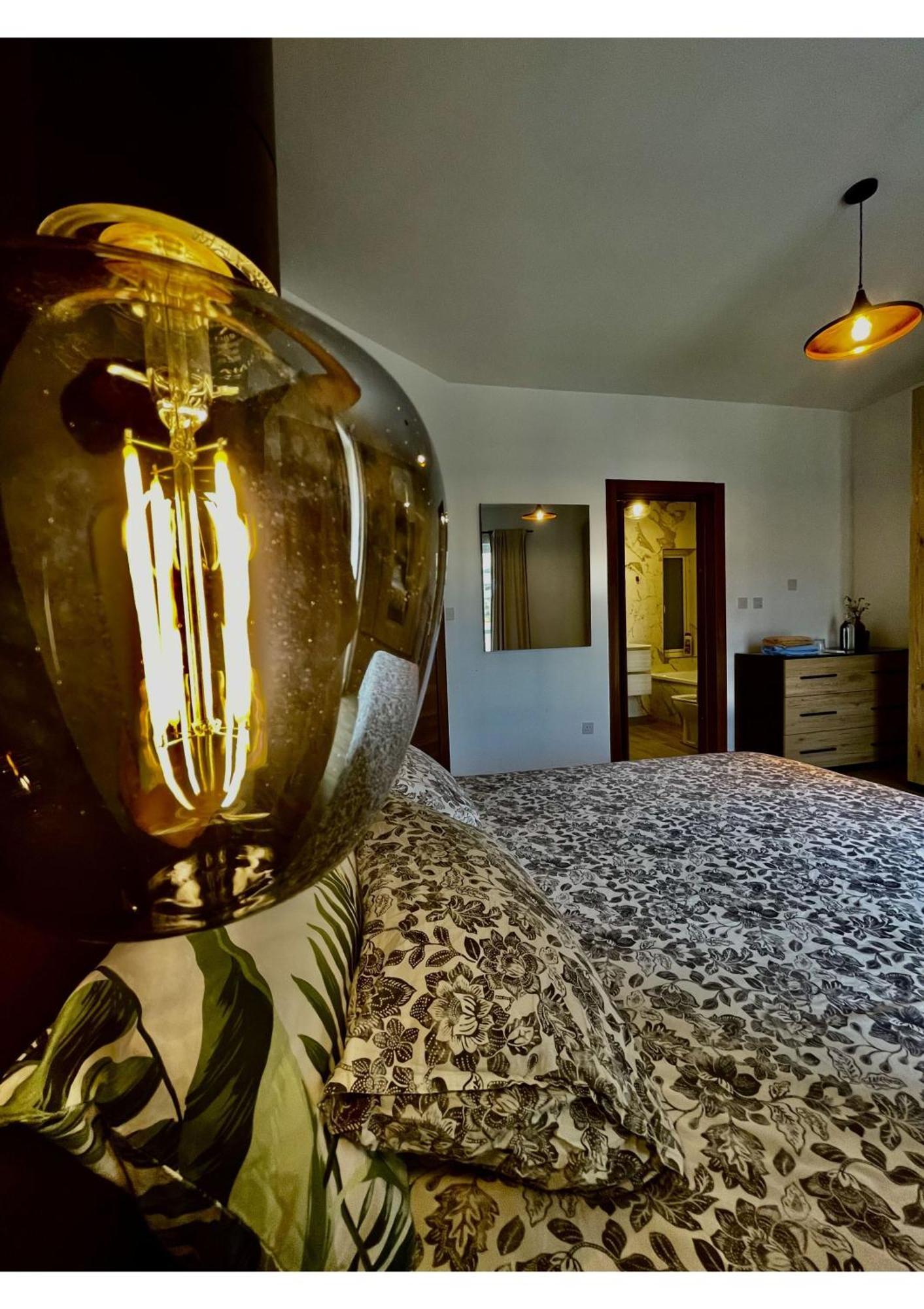 Homestay Airport Bedroom With Bathroom Self Check In And Self Check Out Air-condition Included Mqabba